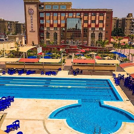 Rehana Plaza Hotel Kairo Bagian luar foto The swimming pool at the hotel