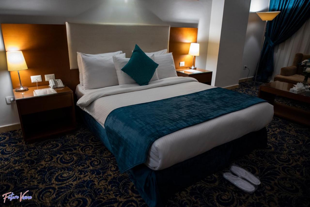Rehana Plaza Hotel Kairo Bagian luar foto A bedroom at the hotel